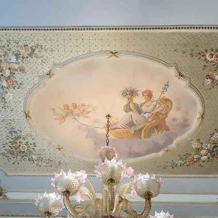 לינה וארוחת בוקר Palazzo Benso פלרמו